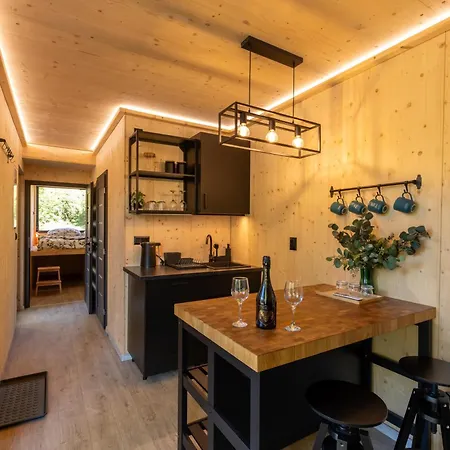 Glamping Pod Lipami אתר קמפינג *